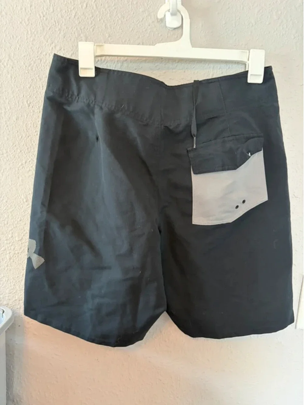 Men's Under Armour Board/Swim Shorts size 34 loose fit heatgear black
